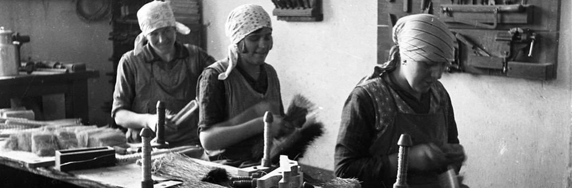 Ročna izdelava metel v Nagličevi ščetarski delavnici leta 1932 v Šmarci pri Kamniku. Foto: Peter Naglič, Zbirka fotografij, SEM